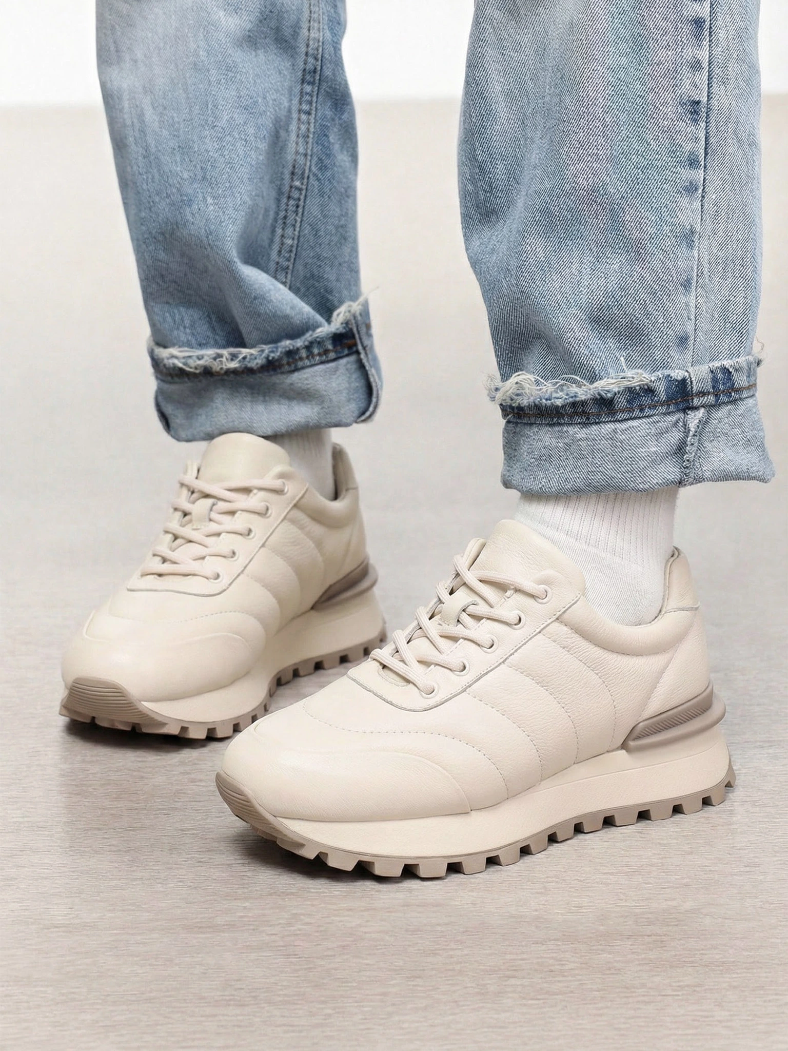 Кроссовки белого цвета на рельефной подошве